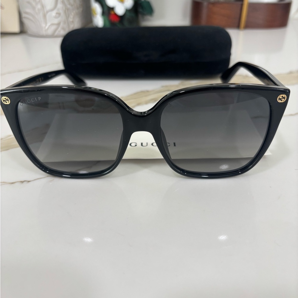 Gucci Women's Black Sunglasses. Cat eye. 57mm. - Picture 3 of 4